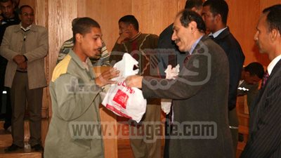 بالصور..توزيع لحوم ومساعدات مالية على عمال النظافة..  بالأقصر