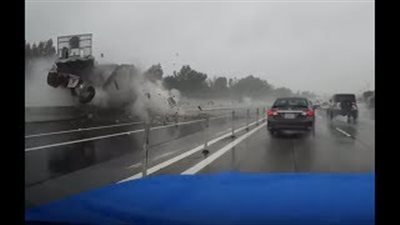 سائق شاحنة يتسبب في حادث عقب تغيير مسار الطريق (فيديو)