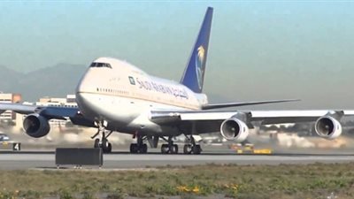 عودة طائرة الخطوط السعودية من الممر بمطار القاهرة لإصابة راكبة