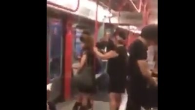 رد فعل الركاب لحظة غناء امرأة في عربة المترو (فيديو)
