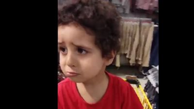 ماذا فعل طفل لإقناع والده بشراء قبعة زرقاء (فيديو)