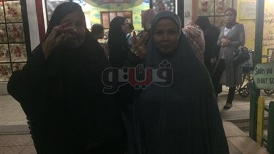 مسنة بأسوان: «عندي 75 سنة وانتخبت السيسي وبكره هتروق وتحلى» (فيديو)