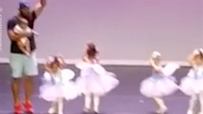 رد فعل مؤثر لأب يدعم ابنته بعد بكائها على المسرح (فيديو)