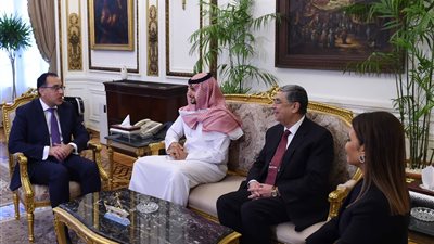 رئيس الوزراء يلتقي الأمير خالد بن الوليد رئيس شركة كي بي دبليو للاستثمار