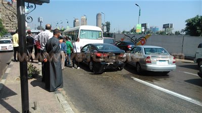 إصابة شخص في حادث تصادم سيارة بسور مطلع كوبرى أكتوبر