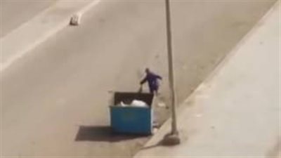 بالفيديو.. عامل نظافة يجبر طفلا على حمل قطة نافقة بالعاشر
