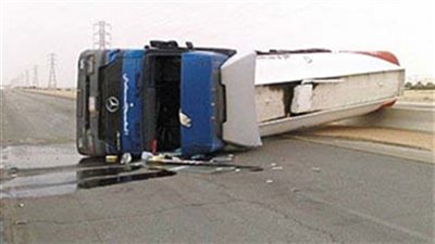 انقلاب سيارة محملة بالسولار أعلى الطريق الدائري