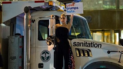 بالصور.. المشاهير يعلنون تضامنهم مع الاعتراضات ضد فوز ترامب