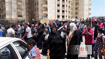 بالفيديو والصور.. أهالي «عزبة أبو عوف» ببورسعيد يقطعون الطريق