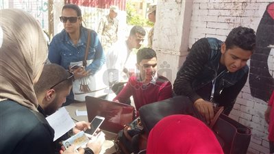 شباب يساعدون المواطنين على معرفة لجانهم بالخانكة (صور)