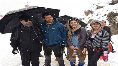 بالصور.. ظهور روحاني إلى جانب فتاتين يثير ضجة بإيران