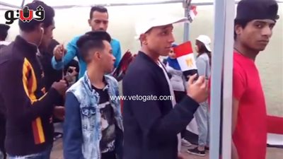 شاب يوزع علم مصر على الناخبين في الزمالك (فيديو)
