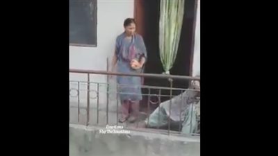 بالفيديو.. لحظة اعتداء امرأة على والدتها بشرفة منزلها