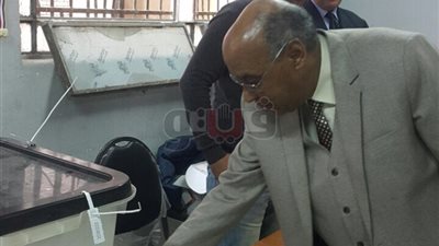 رئيس هيئة قضايا الدولة يدلي بصوته بالدقي