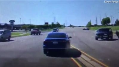 بالفيديو والصور.. رجل ينقذ سائق سيارة فقد وعيه في عمل بطولي