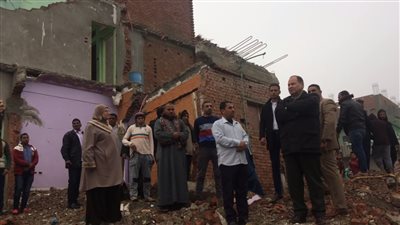 مساعدات مالية وعينية لسكان المنزل المنهار بقرية وحش بالفيوم