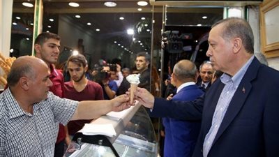 بالصور.. أردوغان يشارك في مأدبة إفطار بولاية كليس مع اللاجئين
