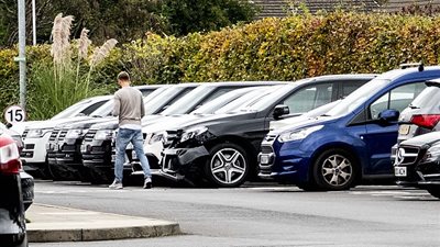 بالصور.. لاعبو ليفربول يصلون المران بسيارات فارهة.. وصلاح يستقل «مرسيدس»