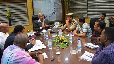 محافظ أسوان يناقش خطة رفع كفاءة الطرق السريعة (صور)