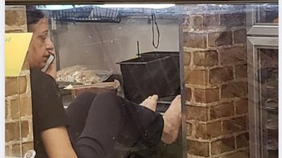 عاملة مطعم تثير غضب الكثيرين بتصرف قذر (صور)