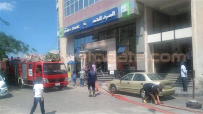 بالصور.. السيطرة على حريق محدود في بنك بدمياط
