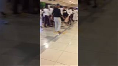 بالفيديو.. مشاجرة عنيفة وطعنات بين شباب ورجال الأمن في مول بالسعودية