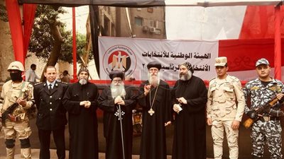 أسقف مطرانية نقادة يدلي بصوته في الانتخابات الرئاسية بقنا (صور)