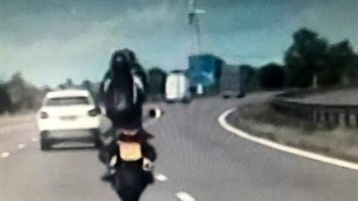 بالصور.. راكب دراجة نارية يخاطر بحياته لالتقاط سيلفي