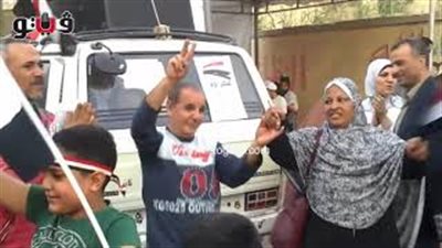 ناخب يشارك زوجته الرقص أمام لجنة انتخابية في الهرم (فيديو)