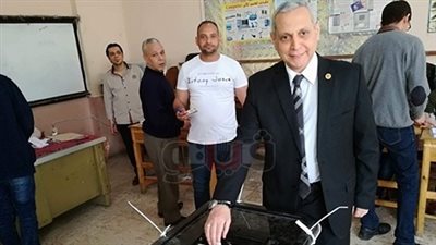 رئيس مصلحة الجمارك يدلي بصوته في انتخابات الرئاسة (صور)