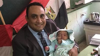 رئيس لجنة في كفر الشيخ يحمل رضيعا لحين انتهاء والديه من التصويت
