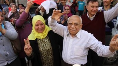 مسن يرقص على أنغام «تسلم الأيادي» أمام لجنة على الجارم بالمنيل