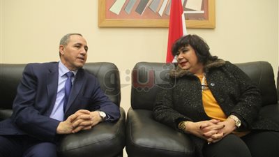 وزيرة الثقافة تصل أرض المعارض استعدادا لافتتاح معرض الكتاب (صور)