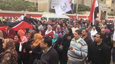 أهالي المنصورة يرفعون الأعلام ويتوافدون على لجان الانتخابات (صور)