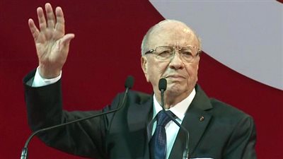 السبسي يطالب الحكومة التونسية بمراجعة ترخيص الأحزاب الدينية