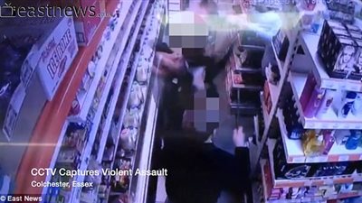 بالفيديو والصور.. عصابة تعتدي على شاب بأدوات حادة وسط متجر