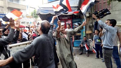 مسن يرقص بالأعلام على أغنية تسلم الأيادي في آخر أيام الانتخابات