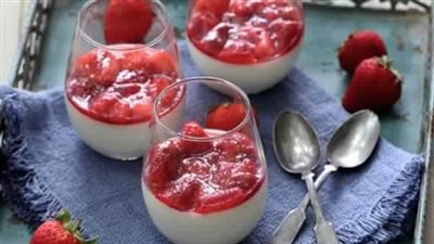 اصنعي حلوى الـ Parfait ببواقي الفراولة