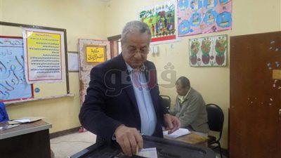 رئيس المقاولون العرب يدلي بصوته في الانتخابات بالمعادي (صور)