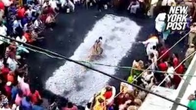 بالفيديو.. مشهد مروع لرجل يسقط على وجهه أثناء المشي على النار