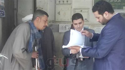 قاض يساعد معاقا للإدلاء بصوته الانتخابي في سوهاج (صور)