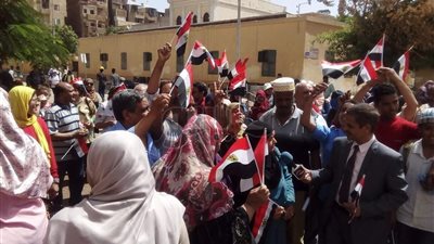 وكيل تعليم أسوان يقود مسيرة للحث على المشاركة الانتخابية (فيديو وصور)