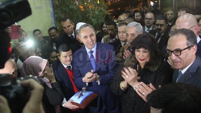 وزيرة الثقافة ونظيرها الجزائري يفتتحان معرض القاهرة للكتاب (صور)
