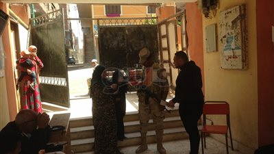 القوات المسلحة والشرطة تساعد المسنين في لجان كرداسة وناهيا (صور)