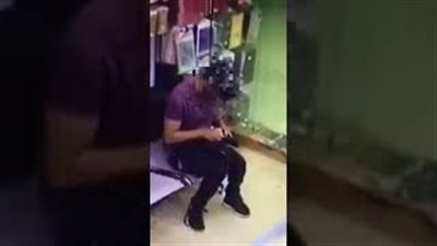 ماذا فعل لص بعد سرقة محفظة من وافد داخل سوبر ماركت بالسعودية (فيديو)