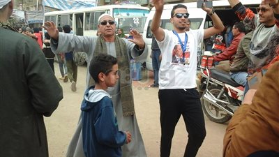 الأغاني الوطنية تشعل أجواء اليوم الثالث للانتخابات بالخصوص ( صور )