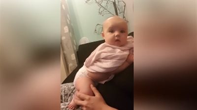 رد فعل طفلة قلدت خالتها صوت الخنزير أمامها (فيديو)