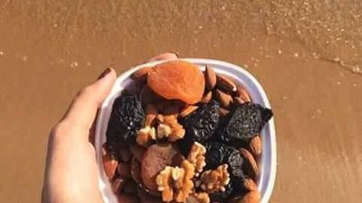 فتاة جزائرية تتناول فطورها يوميا على شاطئ البحر (صور)