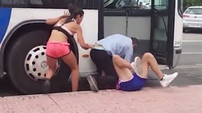 شاهد.. ماذا فعلت فتاة مع سائق حافلة اعتدى على صديقها بالضرب