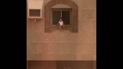 لحظة إنقاذ طفل علق على حافة نافذة من السقوط (فيديو)